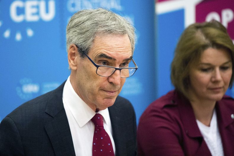 En esta imagen de archivo, el presidente y rector de la Universidad Centroeuropea, Michael Ignatieff, ofrece una conferencia de prensa en Budapest, Hungría el 30 de mayo de 2017. (Zoltan Balogh/MTI vía AP, archivo)