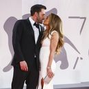 ARCHIVO - Jennifer Lopez y Ben Affleck se besan en el estreno de la cinta The Last Duel durante el Festival de Cine de Venecia, en Italia, el 10 de septiembre de 2021. (Foto por Joel C Ryan/Invision/AP, Archivo)
