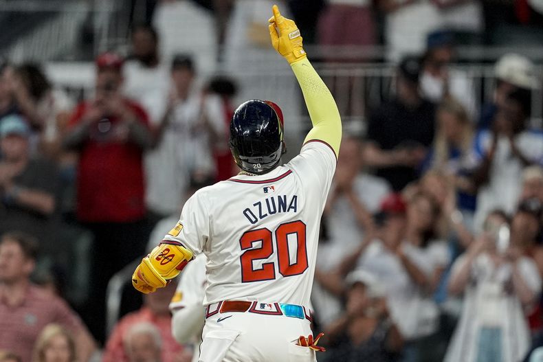 El dominicano Marcell Ozuna, de los Bravos de Atlanta, festeja su jonrón en el juego del martes 28 de mayo de 2024, ante los Nacionales de Washington (AP Foto/Mike Stewart)