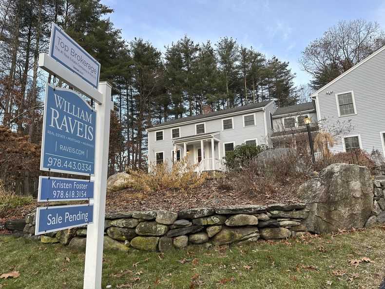 ARCHIVO - Un cartel de venta pendiente frente a una casa en Sudbury, Massachusetts, el sábado 2 de diciembre de 2023. (Foto AP/Peter Morgan, Archivo)
