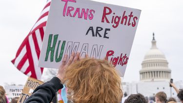 ARCHIVO - Un grupo de personas asiste a una concentración en el marco del Día de la Visibilidad Transgénero, el viernes 31 de marzo de 2023, junto al Capitolio en Washington. (AP foto/Jacquelyn Martin, archivo)