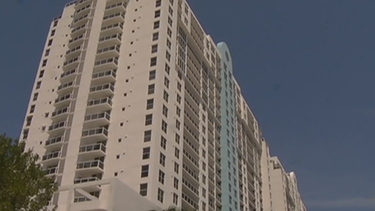 autoridades tienen persona de interes en el caso de homicidio de un hombre en miami beach