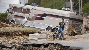Dominick Gucciardo camina hacia su casa tras el paso del huracán Helene, el jueves 3 de octubre de 2024, en Pensacola, Carolina del Norte. (AP Foto/Mike Stewart)