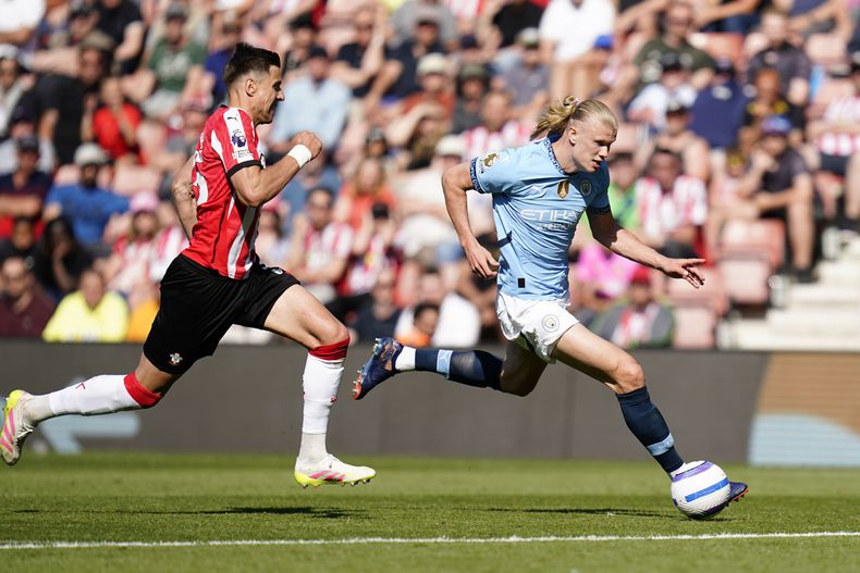 Erling Haaland del Manchester City controla el balón frente a Jan Bednarek del Southampton en el encuentro de la Liga Premier el sábado 10 de mayo del 2025. (Andrew Matthews/PA via AP)