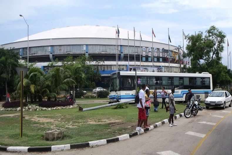 Ómnibus Yutong de la ruta 174 siniestrado en la Ciudad Deportiva de La Habana.