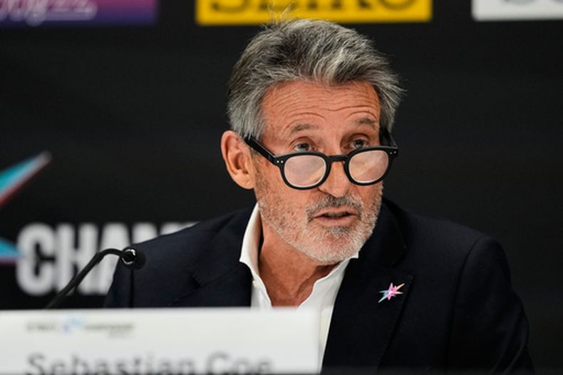El presidente de World Athletics, Sebastian Coe, durante una rueda de prensa en el Ultimate Championship en Budapest, el jueves 10 de septiembre de 2026. (AP Foto/Matthias Schrader)