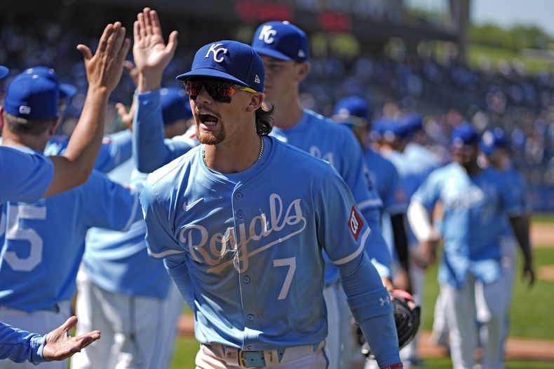 Bobby Witt Jr. (7), de los Reales de Kansas City, celebra con sus compañeros de equipo después de su partido de béisbol contra los Tigres de Detroit, el miércoles 22 de mayo de 2024, en Kansas City, Missouri. Los Reales ganaron 8-3. (AP Foto/Charlie Riedel)