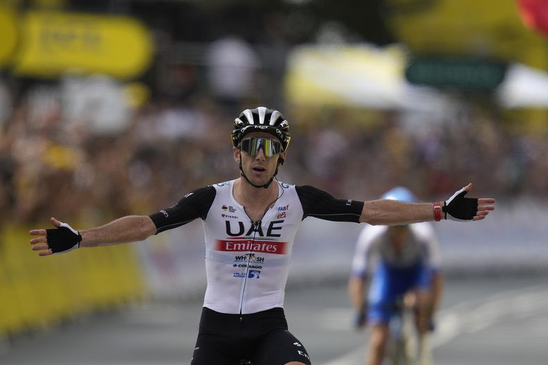 Adam Yates celebra tras ganar la primera etapa del Tour de Francia en Bilbao, España, el sábado 1 de julio de 2023. (AP Foto/Thibault Camus)