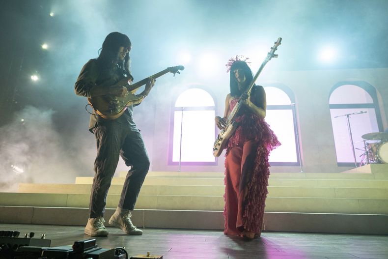 ARCHIVO - Mark Speer, izquierda, y Laura Lee Ochoa, de Khruangbin, actuarán el sábado 28 de septiembre de 2024 en The Eastern en Atlanta. (Foto Paul R. Giunta/Invision/AP, archivo)