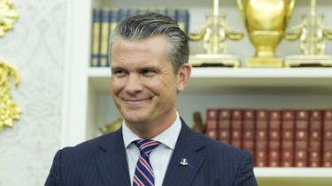 El secretario de Defensa estadounidense Pete Hegseth en la Oficina Oval en la Casa Blanca en Washington el 25 de agosto del 2025. (AP foto/Alex Brandon)