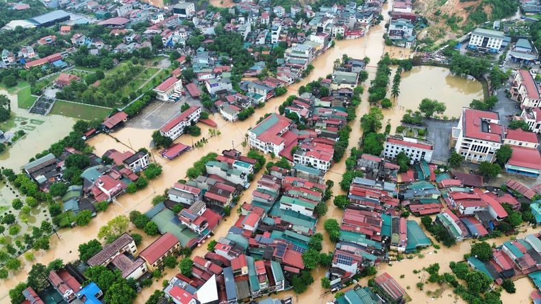 Esta imagen aérea muestra las inundaciones causadas por las lluvias del tifón Bualoi en Lao Cai, Vietnam, el 30 de septiembre de 2025. (Do Tuan Anh/VNA vía AP)