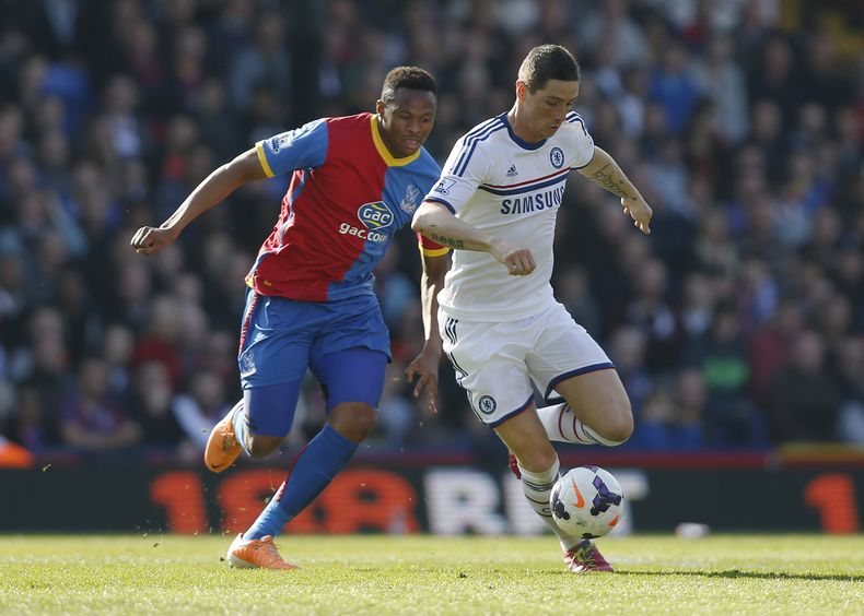 Fernando Torres, del club Chelsea, derecha, protege el bal&oacute;n ante la presi&oacute;n de Kagisho Dikgacol, del Crystal Palace, durante su juego de la liga inglesa de f&uacute;tbol de primera divisi&oacute;n, el s&aacute;bado 29 de marzo de 2014, en e