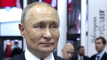 El presidente ruso, Vladímir Putin, habla con los periodistas después de visitar la expo Russia Expo en la VDNKh, en Moscú, el 17 de diciembre de 2023. (Sergey Fadeichev, Sputnik, Kremlin Pool Photo vía AP)