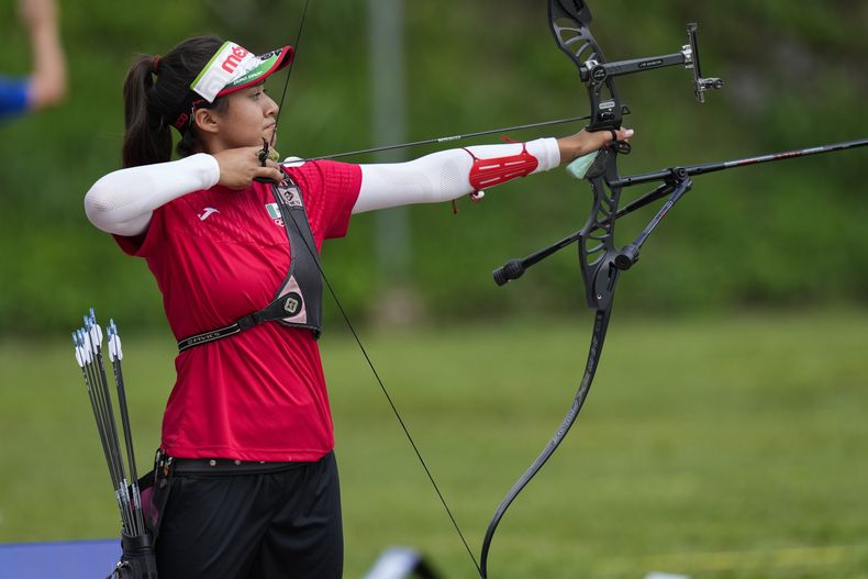 La mexicana Ángela Ruiz compite en la semifinal de arco recurvo en los Juegos Centroamericanos y del Caribe, el lunes 3 de julio de 2023, en San Salvador (AP Foto/Arnulfo Franco)