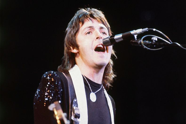 ARCHIVO - Paul McCartney, de Paul McCartney and Wings, actúa en el Nassau Coliseum en Uniondale, Nueva York, el 21 de mayo de 1976. (Foto AP/Richard Drew, archivo)