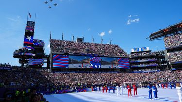 Aviones militares sobrevuelan el estadio de Filadelfia deurante el partido del Mundial entre Paraguay y Francia, el sábado 4 de julio de 2026 (AP Foto/Derik Hamilton)
