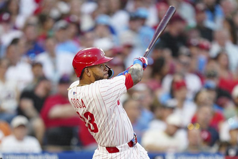 El panameño Edmundo Sosa, de los Filis de Filadelfia, pega un jonrón de tres carreras ante los Nacionales de Washington, el sábado 23 de agosto de 2025 (AP Foto/Derik Hamilton)