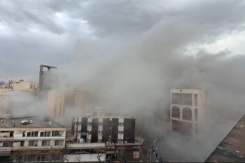El humo envuelve una calle tras un ataque en Teherán, Irán, el 2 de marzo de 2026. (AP Foto/Mohsen Ganji)