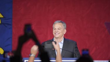 El candidato demócrata a gobernador de Carolina del Norte, el fiscal general Josh Stein, sonríe durante una fiesta electoral el martes 5 de noviembre de 2024, en Raleigh, Carolina del Norte. (AP Foto/Grant Halverson)