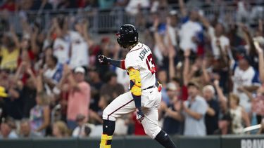 Ronald Acuña Jr. de los Bravos de Atlanta luego de pegar un jonrón durante la sexta entrada del juego de las Grandes Ligas contra los Cardenales de San Luis, el jueves 7 de septiembre de 2023, en Atlanta. (AP Foto/Hakim Wright Sr.)