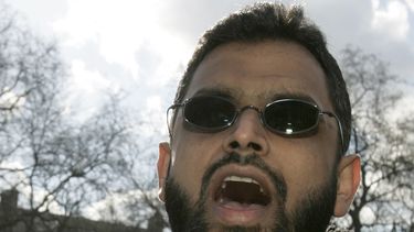 americateve | Foto del viernes 3 de marzo del 2006 de Moazzam Begg durante una entrevista con The Associated Press en Londres, detenido bajo sospecha de terrorismo. (Foto AP/Alastair Grant)