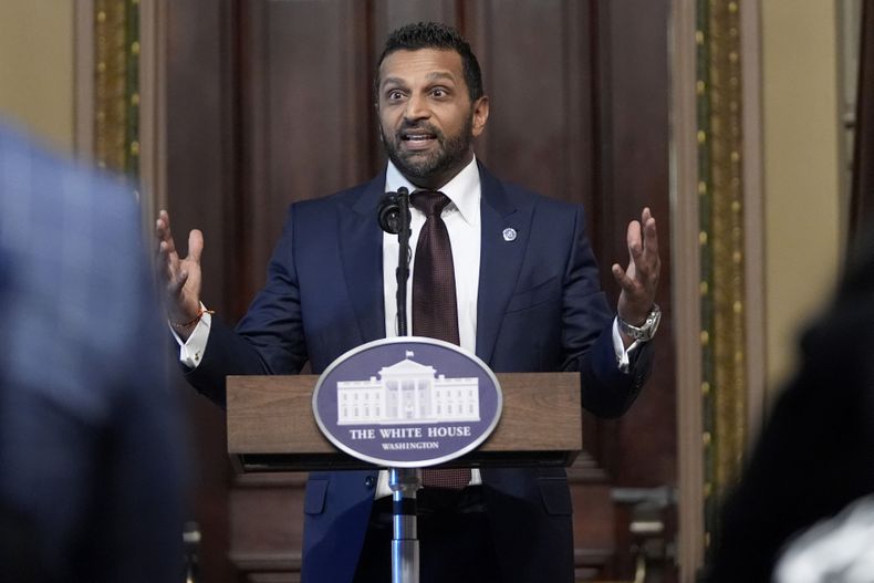 Kash Patel, el nuevo director del FBI nombrado por el presidente Donald Trump, habla durante una ceremonia de jura del cargo, el viernes 21 de 2025, en la sala del Tratado Indio en el edificio Eisenhower del complejo de la Casa Blanca, en Washington. (AP Foto/Mark Schiefelbein)