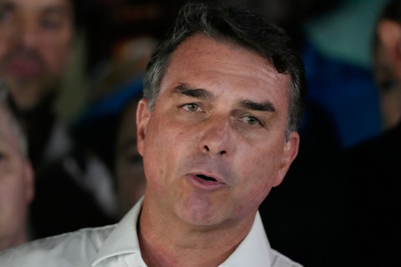 El candidato opositor a la presidencia de Brasil, el senador Flávio Bolsonaro, habla tras el balotaje, en Brasilia, Brasil, el 25 de octubre de 2026. (AP Foto/Eraldo Peres)