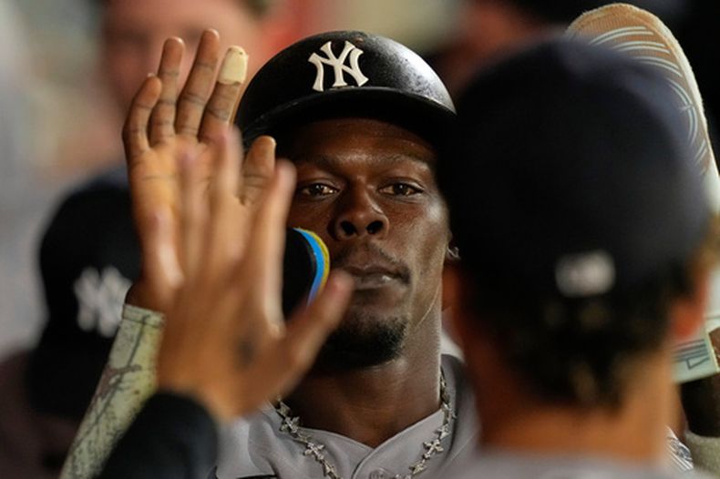Jazz Chisholm Jr., de los Yankees de Nueva York, celebra en la cueva luego de anotar ante los Angelinos de Los Ángeles, el jueves 1 de septiembre de 2026 (AP Foto/Mark J. Terrill)