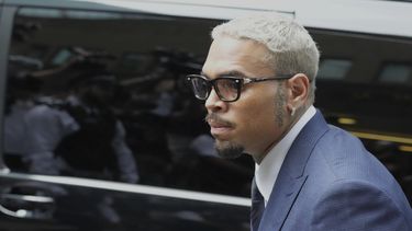El cantante de R&B Chris Brown llega al Tribunal de la Corona de Southwark para asistir a una audiencia de declaración de culpabilidad en Londres, el viernes 20 de junio de 2025. (Foto AP/Frank Augstein)