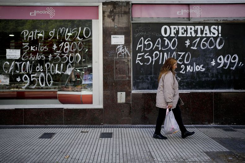 ARCHIVO - Una mujer camina frente a un mercado de carne en Buenos Aires, Argentina, el jueves 11 de mayo de 2023. En junio, Argentina reportó una inflación de 6%, la más baja desde que empezó el año, a partir de una estabilización en los precios de los alimentos, según la actualización de cifras publicada el jueves 13 de julio de 2023. (Foto AP/Natacha Pisarenko, Archivo)