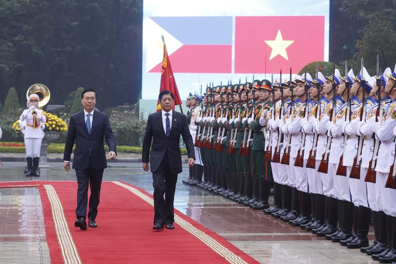 El presidente filipino Ferdinand Marcos Jr (der) y el presidente vietnamita Vo Van Thuong en Hanoi, Vietnam el 30 de enero del 2024. (Hoang Thong Nhat/VNA via AP)