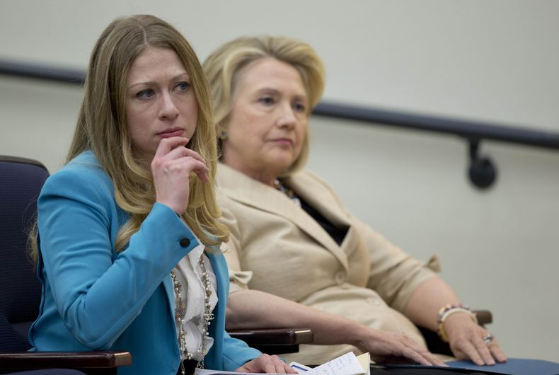 La secretaria de Estado Hillary Rodham Clinton con su hija Chelsea Clinton antes de un discurso sobre Siria en el Auditrio de la Corte Sur en la Casa Blanca en una fotograf&iacute;a del 9 de septiembre de 2013. Chelsea Clinton espera comenzar una familia
