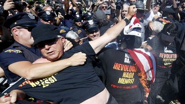 Trump insinúa consecuencias por quemar la bandera