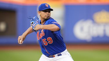 El venezolano Carlos Carrasco, de los Mets de Nueva York, lanza en el juego ante los Medias Blancas de Chicago, el martes 18 de julio de 2023 (AP Foto/Frank Franklin II)