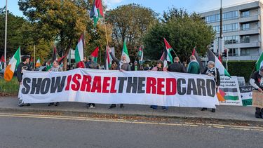 Manifestantes piden a la Federación de Fútbol de Irlanda que boicotee el partido del domingo ante Israel en la Liga de Naciones antes del encuentro ante Australia en Dublín el jueves 1 de octubre del 2026. (Cillian Sherlock/PA via AP)