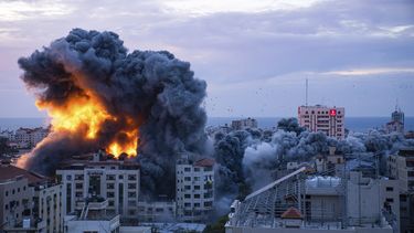 ARCHIVO - Fuego y humo se elevan tras un ataque aéreo israelí en Ciudad de Gaza, el sábado 7 de octubre de 2023. (AP Foto/Fatima Shbair, archivo)
