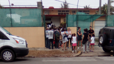 funcionarios estadounidenses venden sus pertenencias antes de dejar cuba