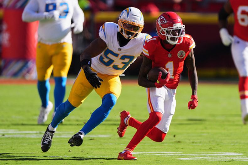 El receptor de los Chiefs de Kansas City Xavier Worthy evade al linebacker de los Chargers de Los Ángeles Delshawn Phillips en el encuentro del lunes 18 de octubre del 2026. (AP Foto/Charlie Riedel)