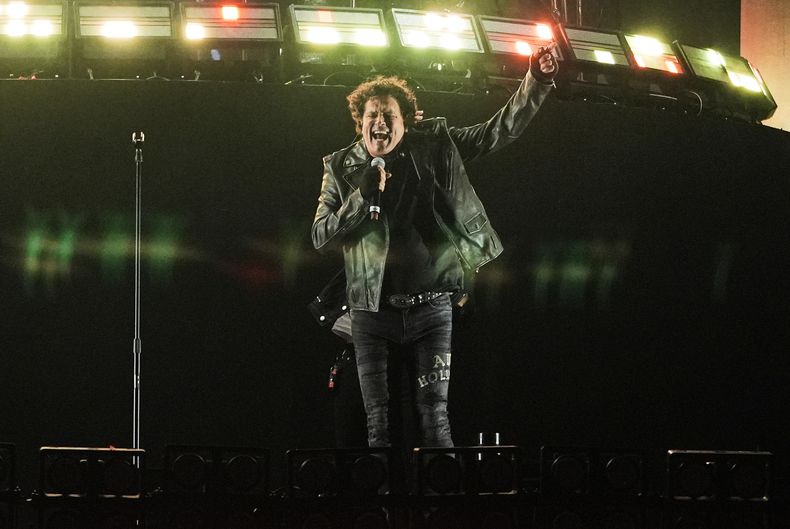 El cantante colombiano Carlos Vives se presenta durante el festival de música Coca-Cola Flow Fest en la Ciudad de México, el sábado 22 de noviembre de 2025. (Foto AP/Claudia Rosel)