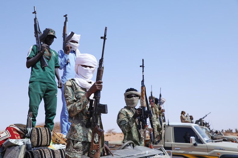 Desertores armados del grupo paramilitar Fuerzas de Apoyo Rápido (FAR) levantan sus ametralladoras, presuntamente para rendirse al Ejército sudanés, en el oeste de Omdurman, a las afueras de Jartum, Sudán, el miércoles 19 de agosto de 2026. (AP Foto/Mohnd Blal)