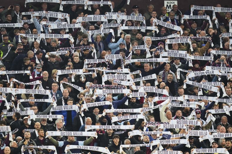 Aficionados del Aston Villa antes del encuentro de vuelta de los cuartos de final de la Liga de Campeones ante el Paris Saint-Germain el martes 15 de abril del 2025. (AP Foto/Kirsty Wigglesworth)