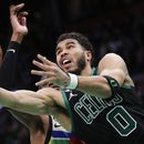 Brown carga a Celtics para superar 121-109 a Timberwolves