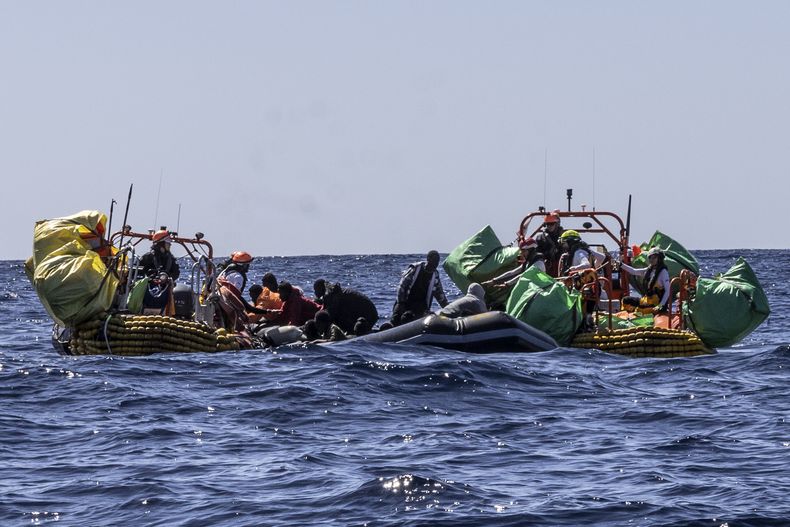Personal de rescate del barco humanitario Ocean Viking de SOS Mediterranee ayuda a migrantes a evacuar un bote de goma parcialmente desinflado en el Mar Mediterráneo, el 13 de marzo de 2024. (Johanna de Tessieres/SOS Mediterranee vía AP, HO)