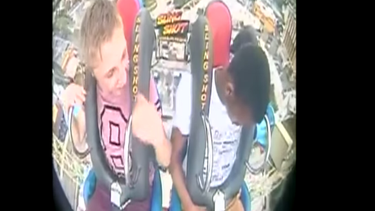 americateve | Al subirse al Sling Shot, un joven no contó con perder el conocimiento, al menos eso parece en la tomas que fueron captadas por una videocámara
