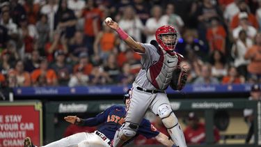 El receptor Keibert Ruiz, de los Nacionales de Washington, lanza a primera después de forzar un out en el plato al jardinero derecho Kyle Tucker, durante la novena entrada del juego de béisbol el miércoles 14 de junio de 2023, en Houston. A Ruiz le marcaron error en el tiro, que permitió que el primera base de los Astros José Abreu anotara la carrera de la victoria. Los Astros ganaron 5-4. (AP Foto/David J. Phillip)