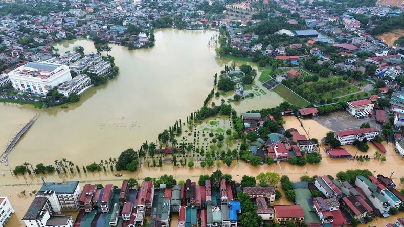 Esta vista aérea muestra inundaciones causadas por la lluvia tras el tifón Bualoi en Lao Cai, Vietnam, el martes 30 de septiembre de 2025. (Do Tuan Anh/VNA via AP)