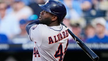 El bateador designado de los Astros de Houston, Yordan Álvarez, observa su grand slam durante la primera entrada de un partido de béisbol contra los Reales de Kansas City, el viernes 12 de junio de 2026, en Kansas City, Misuri. (Foto AP/Charlie Riedel)