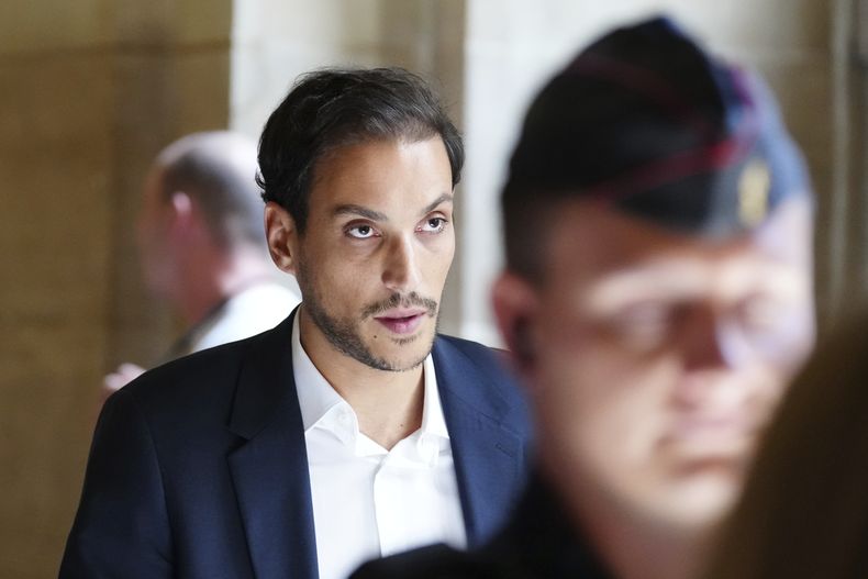 Gary Madar, uno de los acusado por el robo a mano armada contra Kim Kardashian de 2016, llega al palacio de justicia el lunes 28 de abril de 2025 en París. (Foto AP/Aurelien Morissard)