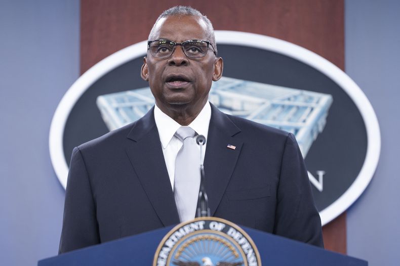 El secretario de Defensa de Estados Unidos, Lloyd Austin, habla durante una sesión informativa en el Pentágono el jueves 1 de febrero de 2024, en Washington. (AP Foto/Kevin Wolf)