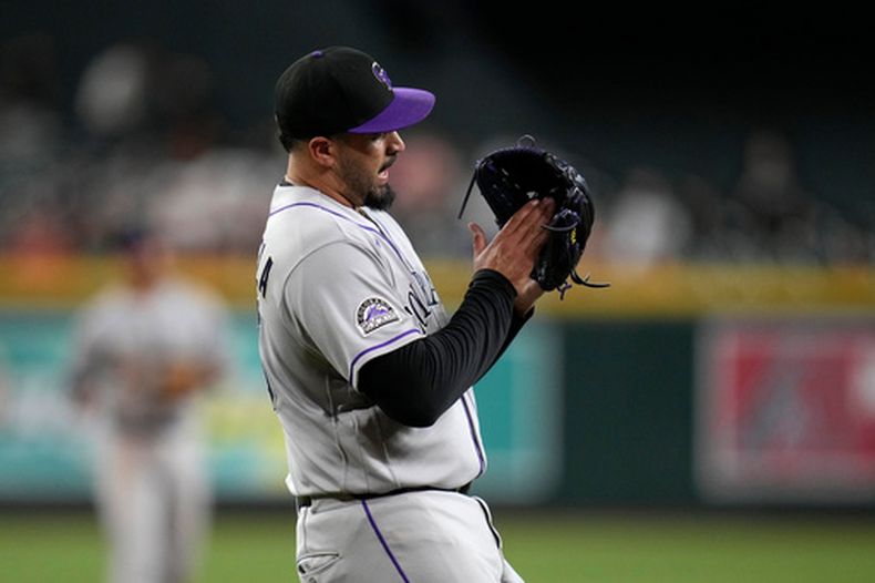 El venezolano Antonio Senzatela, de los Rockies de Colorado, festeja la victoria sobre los Diamondbacks de Arizona, el viernes 22 de mayo de 2026 (AP Foto/Ross D. Franklin)